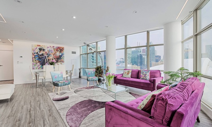 Toronto Entertainment District Apartment | Gorgeous 2 BD w Stunning LAKE View + FREE Parking!