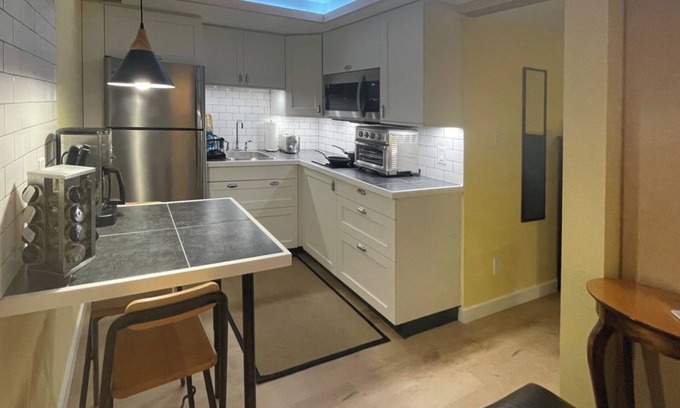 Oakwood Village Apartment | Great Mid-Town Toronto Bachelor Suite Convenient to Downtown and Airport