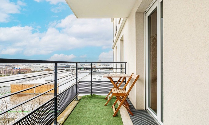 Rosny-sous-Bois Apartment | GuestReady - Elevated Elegance with City Views
