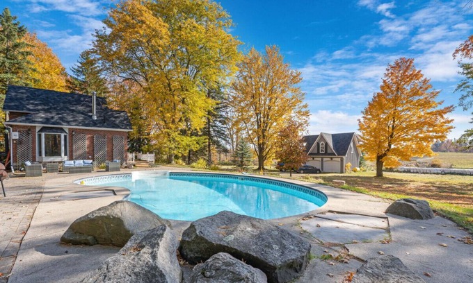 Mulmur House | Hidden Gem w/ Hot Tub + Backyard + Fire Pit + Pool