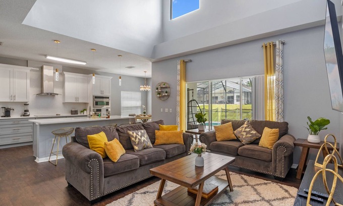 Legacy Park House | King luxury spacious home near Disney world-pool