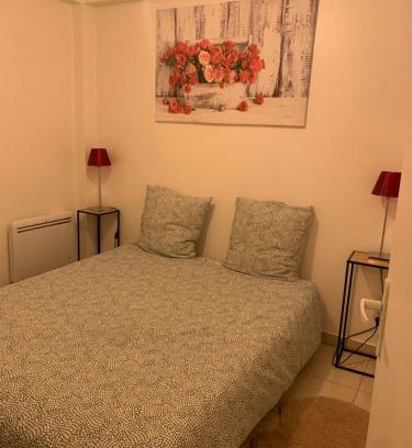 Plateau - Mont-Valerien Apartment | La Maison des roses