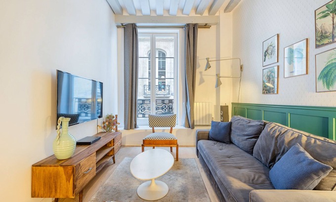 Bonne-Nouvelle Apartment | La Rue, 2BR/2BA, 6 people