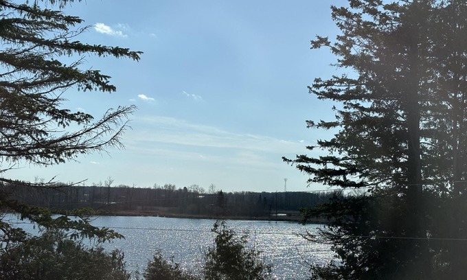 Grey Highlands Cottage | Lake Eugenia Shasta Cottage-Sleeps 6 Guests-Hot Tub-Wood burning Fire Pitn