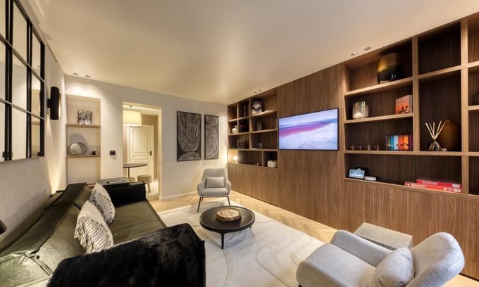 9th Arrondissement Apartment | Les Reflets des Martyrs