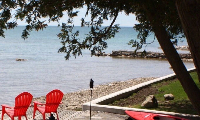 Northern Bruce Peninsula Cottage | Little Point, a classic lakeside cottage