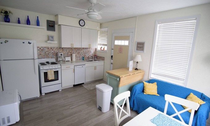 Golden Beach House | LOCATION! Cute & Quiet Venice Villa 2 min walk to direct access to Golden Beach