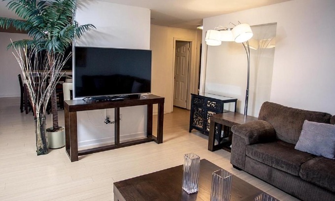 CityPlace Apartment | Lovely 3-Bedroom corner suite *10