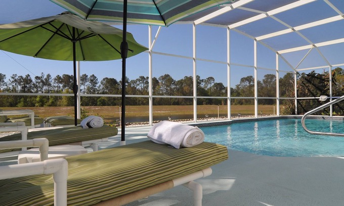 Lindfields House | Luxury 4 Bedroom Home near Disney World, Florida South-Facing Pool, Lakeside