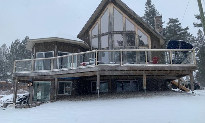 Kearney Cottage | Luxury Lakeview Dream Cottage with Hot Tub