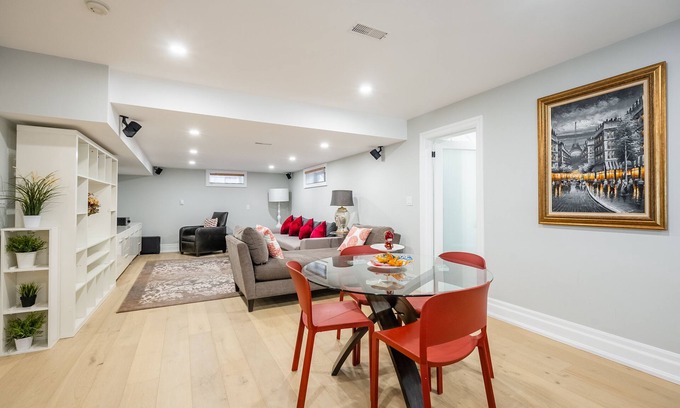 Lakeview Apartment | Luxury Lakeview Walkout Basement Apartment