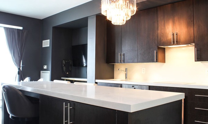 Fashion District Apartment | Luxury Penthouse in Toronto's Fashion District & King West Entertainment core