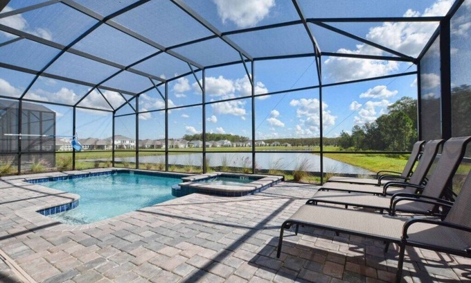 Campbell House | Luxury Waterfront in Storey Lake! Best Location to Theme Parks, Jacuzzi, Rec Room, Harry Potter & Mickey Rooms!