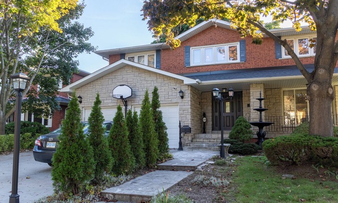 Mississauga House | Majestic Mansion with Bar and Entertainment Space