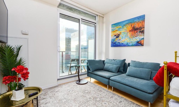 Toronto Entertainment District Apartment | Minutes walk to Scotiabank arena,TIFF, MTCC,CN Tower Condo Downtown Toronto