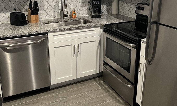Oakford Park Apartment | Modern 1 Bedroom Close to Downtown
