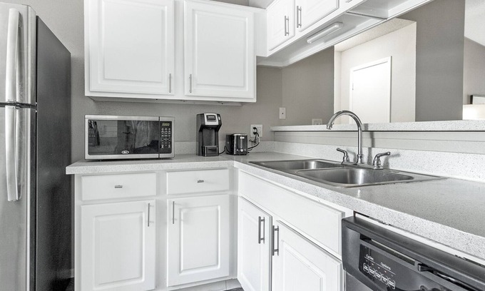 Greater Northdale Apartment | Modern Apartment in Prime Location (ID1241)