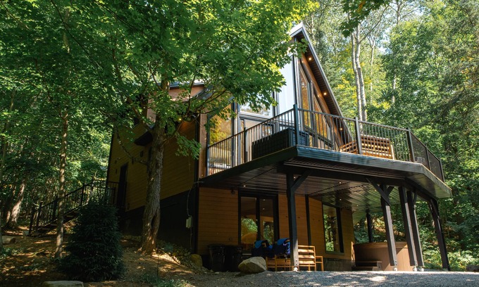 Novar Cottage | Modern Cottage in Muskoka. Sauna, hot tub, lake water access and kids room.