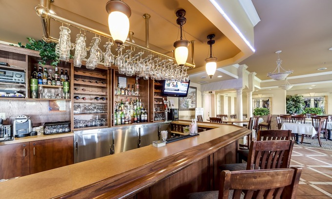 Airport Road Business Centre Hotel | Monte Carlo Inn - Brampton Suites