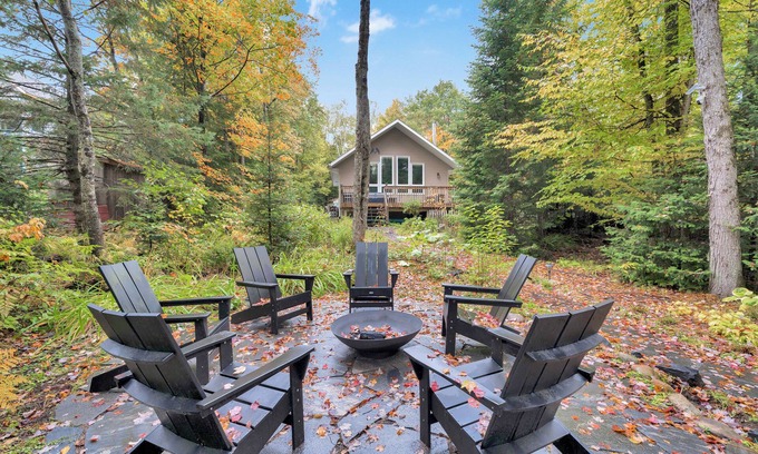 Huntsville Cabin | Muskoka Waterfront Cottage w/Canoes and Fire Pit