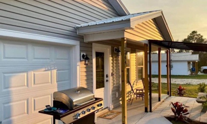 Brooksville House | N Weeki Cottage|Game Room|Patio|Sleeps 10| Dog OK| Fire Pit