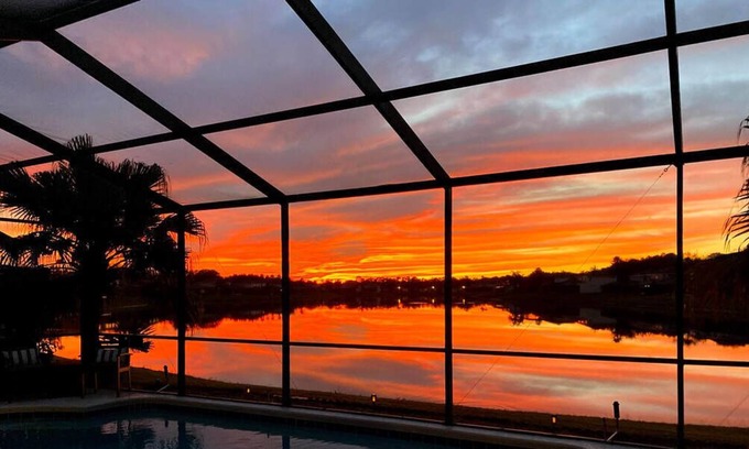 Sunset Lakes Villa | NEW Stunning Lakeview/Gated/Just a few miles to Disney