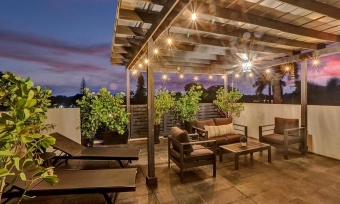 Royal Poinciana House | Oasis: 5 BR/3BT 5 min from the Beach