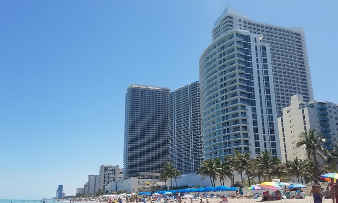 Hollywood South Central Beach Apartment | On The Beach - Lux 2 Bed 2 Barths North Miami Area