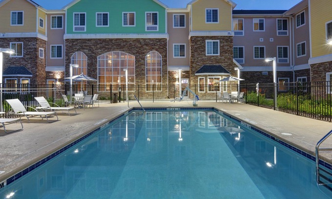 Lakeland Condo | Outdoor Pool. Free Breakfast. Gym. Near Downtown Lakeland.