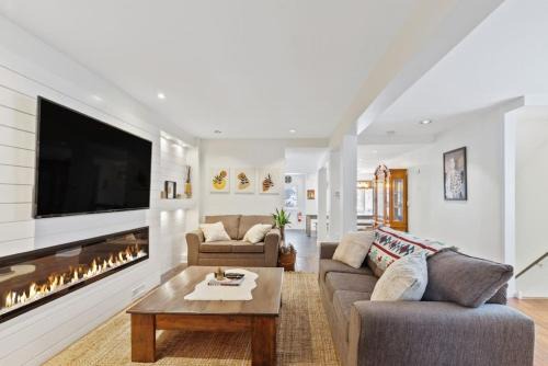 Swiss Meadows House | Paradise Manor w Hot tub Sauna & Putting Green