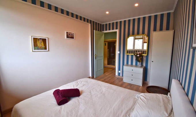 Aubervilliers Apartment | Parisian charm: Sauna & Garden