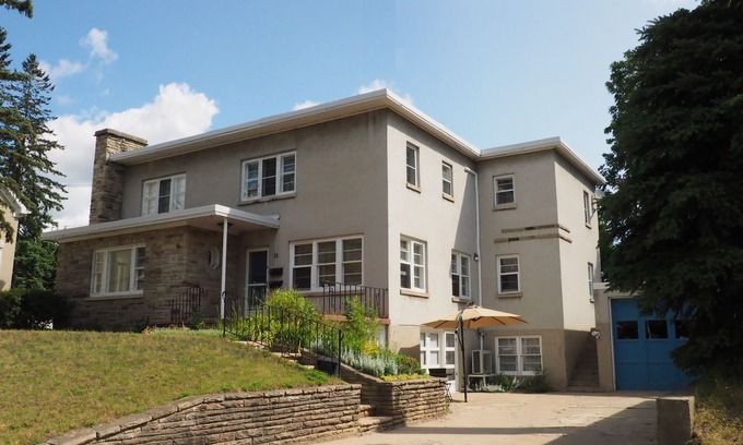 Barrie Hotel | Parkside House