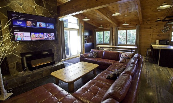 The Blue Mountains Ski Chalet | Renovated 6 Bedroom Chalet Hot-Tub/Near Village