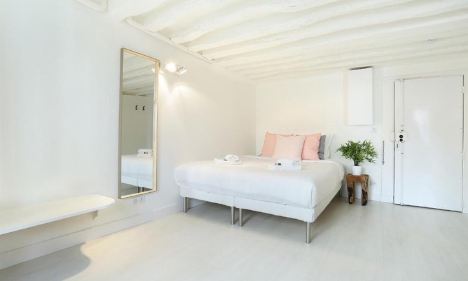 Strasbourg -Saint-Denis Apartment | Rent a Room - Studio Bonne Nouvelle