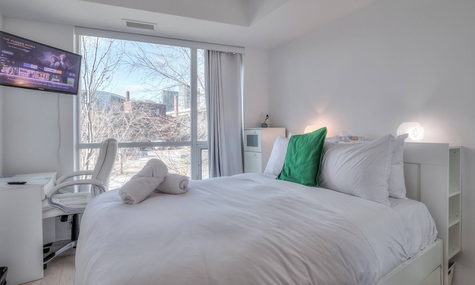 Bay Cloverhill Apartment | Rivetstays - The Britt