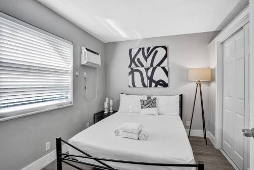 Poinciana Park Apartment | Rustic Retreats Cozy 1BR For 4 Guests In The Heart Of Fort Lauderdale