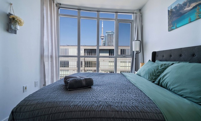Wellington Place Apartment | Sky Living : Awesome Lake and City View, Park Free