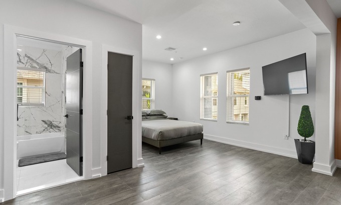 Historic Hyde Park North Apartment | SoHo/Hyde Park Luxury Studio Apt