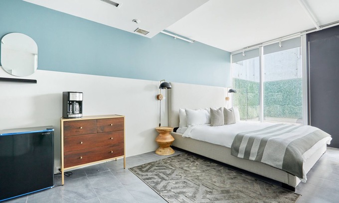Fashion District Apartment | Sonder The Slate | Superior King Room