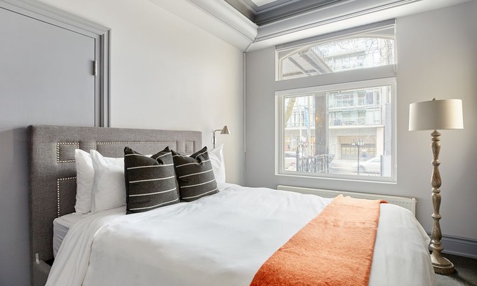 Church and Wellesley Apartment | Sonder | The Wellesley | Vintage Room + Courtyard