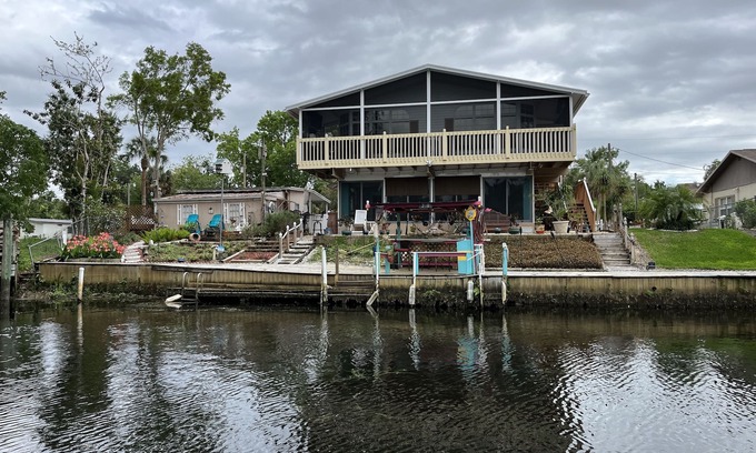 Weeki Wachee Gardens House | SPECIAL DEAL! LUXURY WATERFRONT King & Queen Suites 3 Baths Kayaks Modern