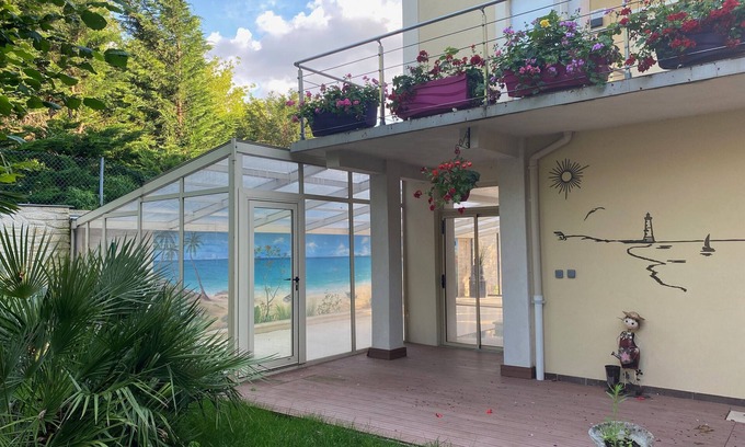 Joinville-le-Pont Apartment | Studio Apartment "Indépendant" with Private Terrace, Private Heated Pool & Wi-Fi