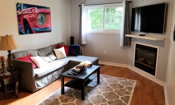 York Regional Municipality House | Stylish, Modern 2nd Floor Private Apt. In Quiet Area, Close To Lake Simcoe