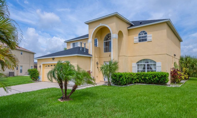Crescent Lakes House | Sunny Hideaway Villa