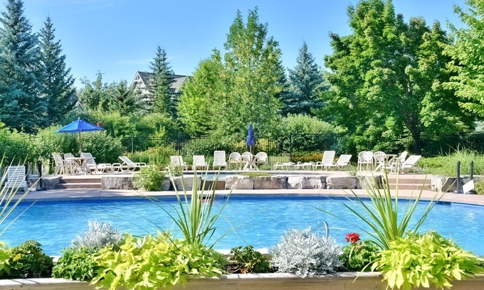 The Blue Mountains House | Sunny & sleek townhouse with shared pool - near skiing & golf