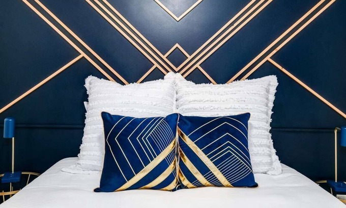 Prince Edward Apartment | The Ivy Suite at Portage House in the ❤ heart of Picton