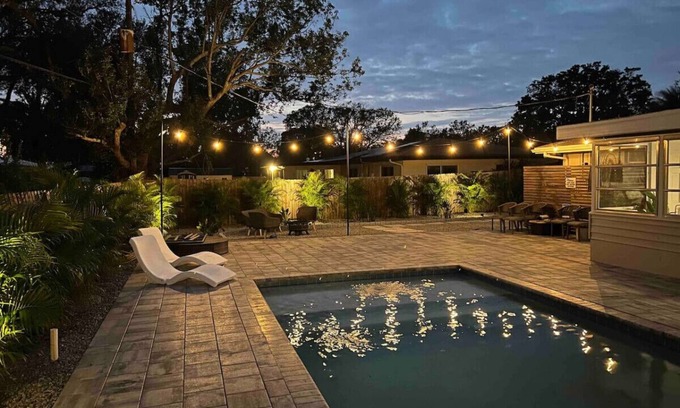 Arlington Park Apartment | The Wisteria Oasis with heated pool and hot tub