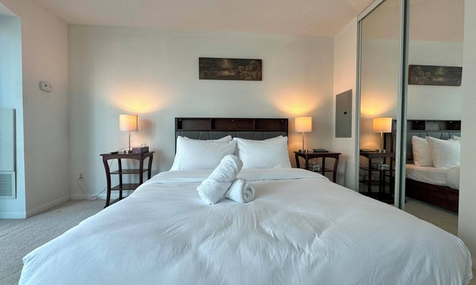 Downtown Toronto Apartment | The Yonge Suites - Downtown Elegance