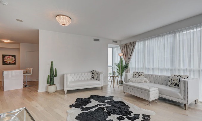 Niagara Apartment | Trendy 3 BD Condo KING ST. WEST heart of TO