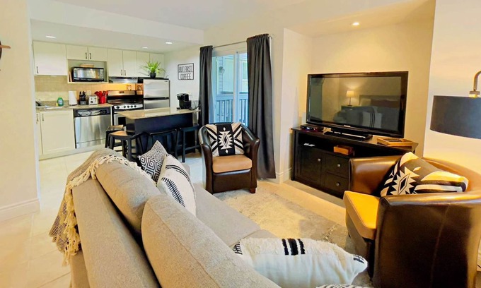 Craigleith Condo | Trendy Blue Mountain Studio - King Bed Free Coffee